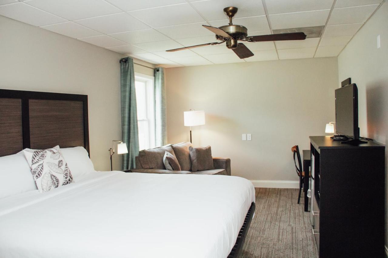 Country Squire Inn And Suites New Holland Buitenkant foto