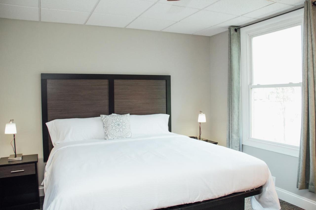 Country Squire Inn And Suites New Holland Buitenkant foto