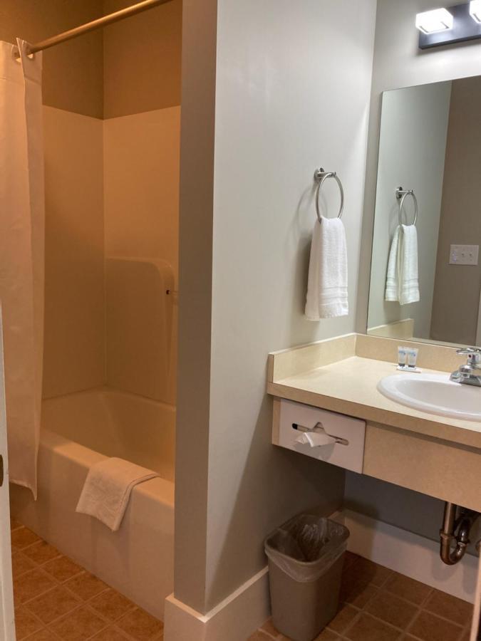 Country Squire Inn And Suites New Holland Buitenkant foto