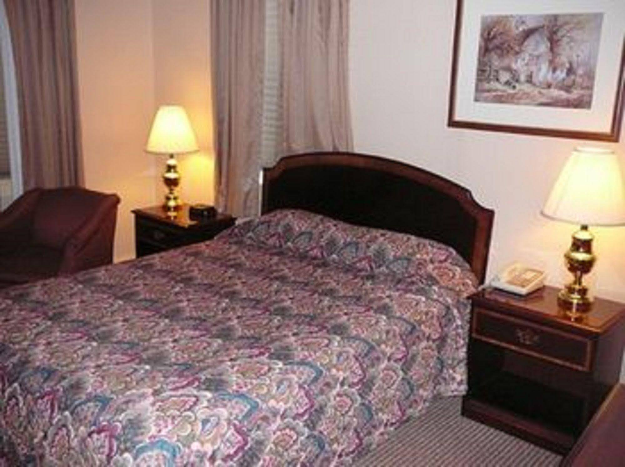 Country Squire Inn And Suites New Holland Buitenkant foto