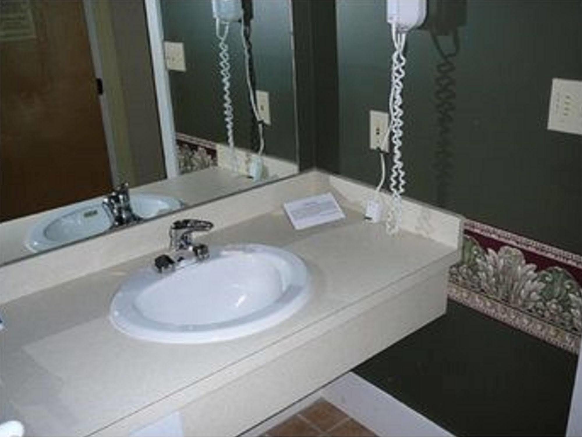 Country Squire Inn And Suites New Holland Buitenkant foto