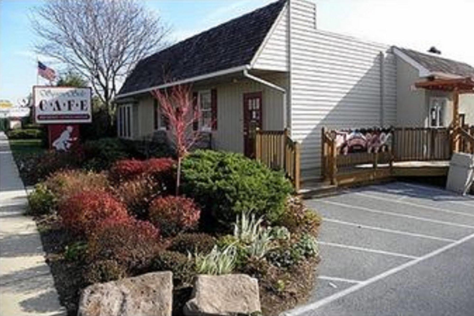 Country Squire Inn And Suites New Holland Buitenkant foto